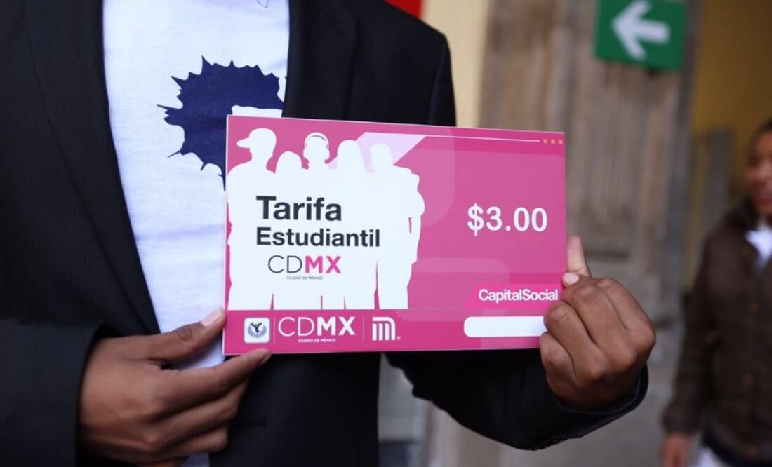 Universitarios reciben tarjetas de descuento para el Metro