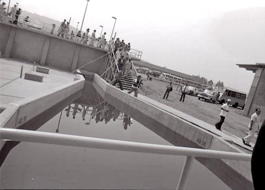 Aunque a simple vista daba la impresión de contarse con inmensas cantidades de agua, el gobernador Del Mazo González aprovechó la ocasión para recordar al público que es vital distribuir a consciencia el suministro para necesidades humanas, agrícolas e industriales. Archivo EL UNIVERSAL.