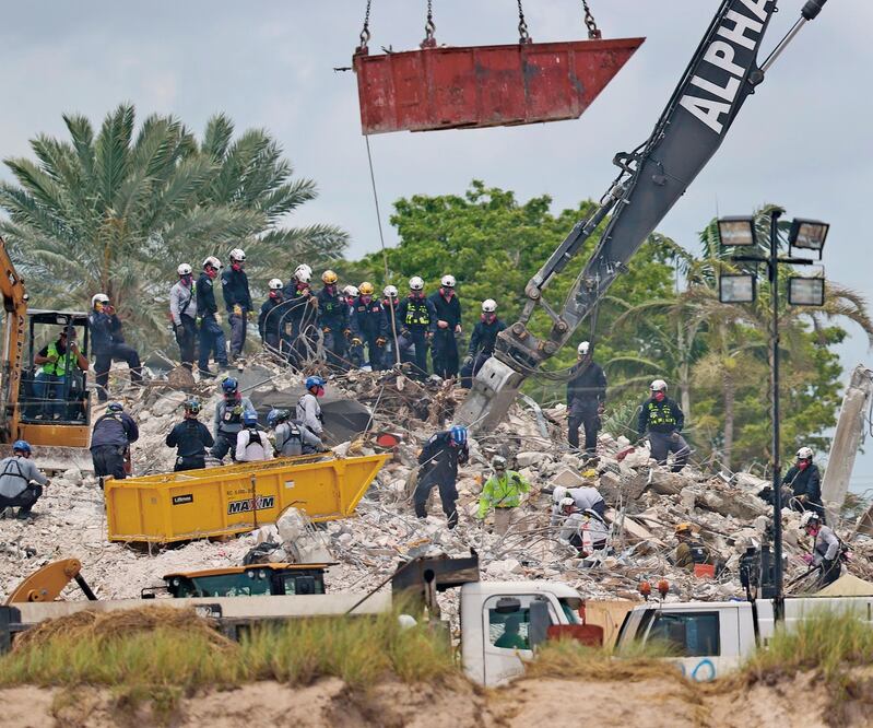 Rescatistas trabajan entre los escombros del edificio colapsado en Surfside, Florida, donde ayer se recuperaron otros cuatro cuerpos. Foto: JOE RAEDLE. AFP