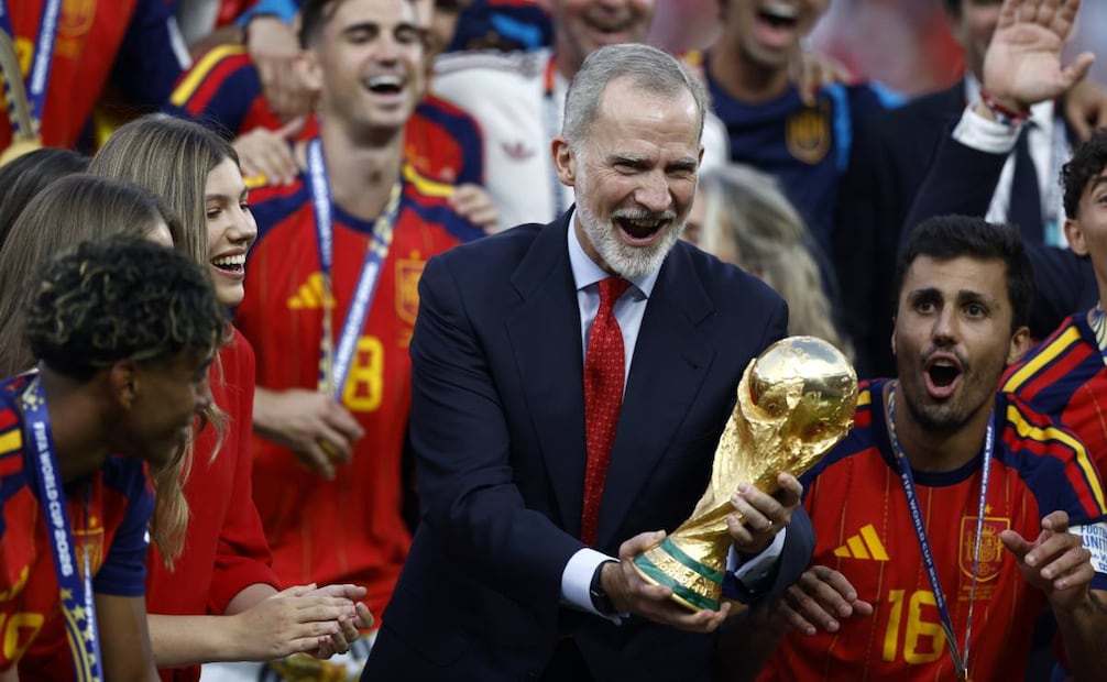 El Rey de España Felipe VI y los jugadores festejando su triunfo en el Mundial 2026 (19/07/2026). Foto: EFE