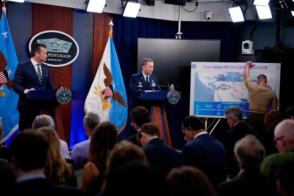 El secretario de Defensa de EU, Pete Hegseth, y el presidente del Estado Mayor Conjunto de la Fuerza Aérea, general Dan Caine, en conferencia de prensa en el Pentágono. FOTO: AFP
