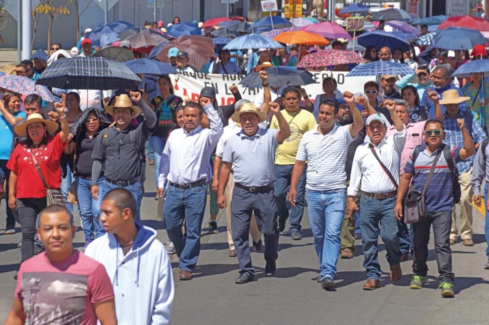 Transportistas y automovilistas circularon por parte de la autopista México-Cuernavaca como protesta contra el gasolinazo, y los concesionarios también rechazaron el proyecto del Morebús. (TONY RIVERA EL UNIVERSAL)