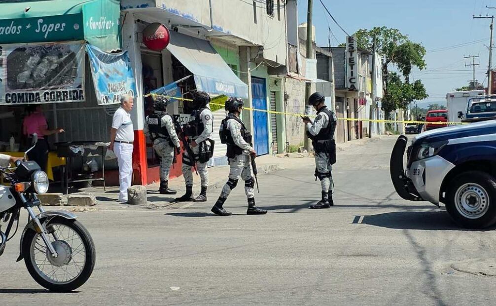 Elementos de seguridad llegaron a la zona del homicidio (28/10/2025). Foto: Justino Miranda
