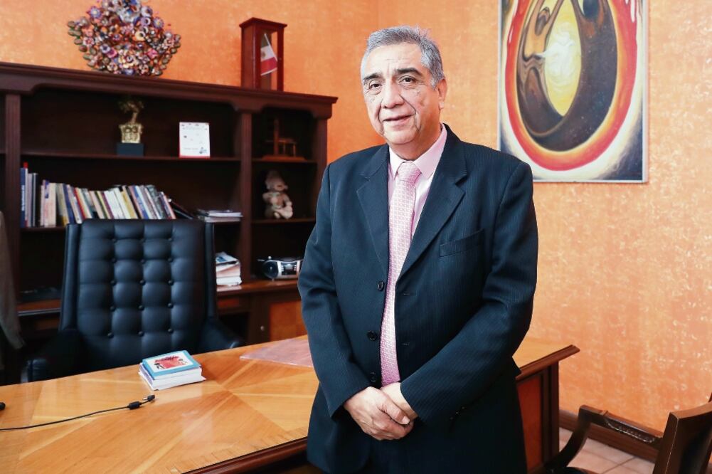 En 1993, el escritor y periodista Mario Luis Altuzar Suárez fue reconocido por su cuento “El signo de los tiempos”, sobre la simbología mística de los mexicas. (LUCÍA GODÍNEZ. EL UNIVERSAL)