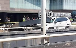 VIDEO: ¡Tragedia en Interlomas! Estructura publicitaria colapsa sobre camioneta y mata a una mujer