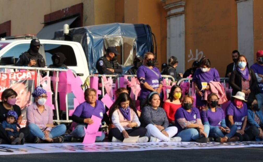 Protestan con cruces rosas en Casa de Gobierno de Puebla