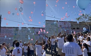 La conmemoración concluyó con la liberación de globos rosas y azules al cielo. Foto: Especial