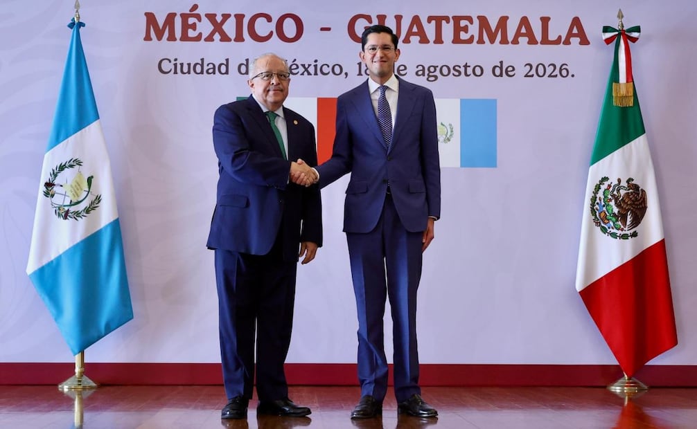 El titular de la Secretaría de Relaciones Exteriores (SRE), Roberto Velasco, y el ministro de relaciones exteriores de Guatemala, Carlos Ramiro Martínez. Foto: X @SRE_mx