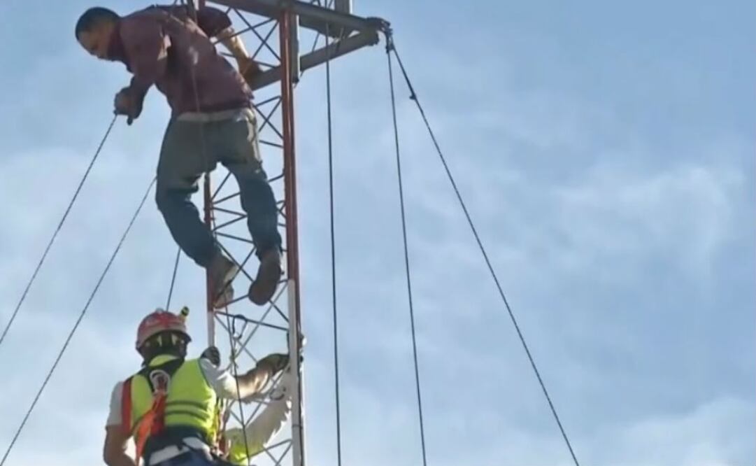 Un paramédico del ERUM aseguró que durante todo el tiempo que Sergio estuvo arriba pidió seguridad. FOTO: Captura de pantalla