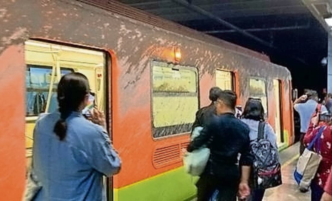 La maquinaria de una construcción particular perforó una dovela que causó la filtración de cemento a las vías y afectó a uno de los trenes. Foto: Especial