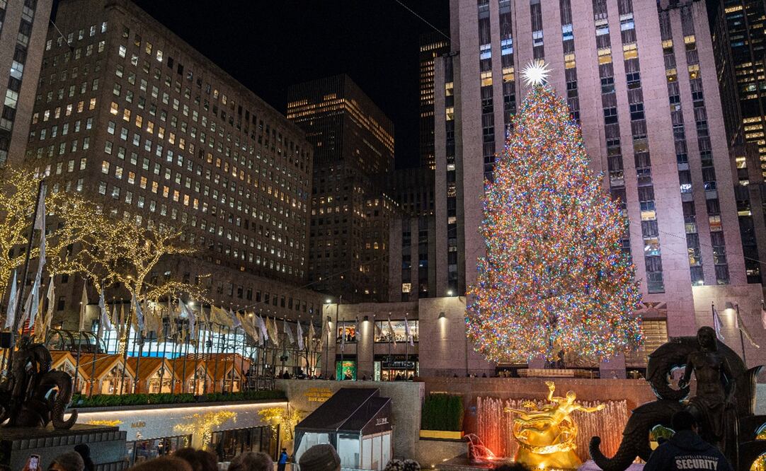 Personas se toman fotos en el tradicional árbol de Navidad del Rockefeller Center en Manhattan, el15 diciembre de 2023, en Nueva York. Foto: EFE/ Angel Colmenares.