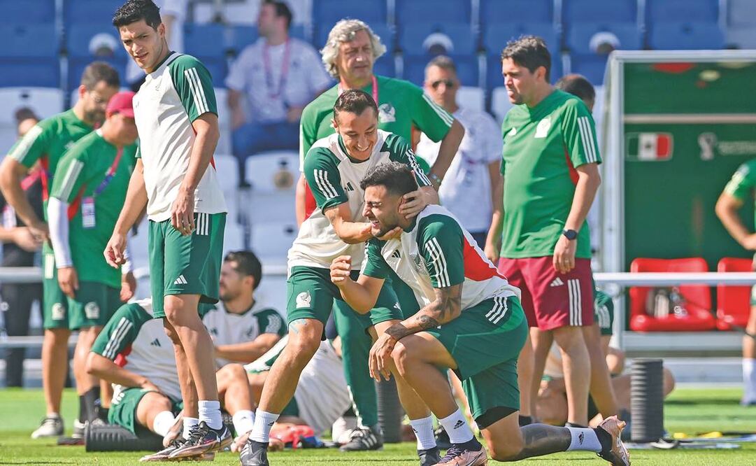 Andrés Guardado y Alexis Vega durante el entrenamiento de la selección nacional de México en las instalaciones del estadio Al-Kohr, previo al tercer partido de la primera ronde de la copa del mundo Qatar 2022.Foto: Etzel Espinosa/Imago7
