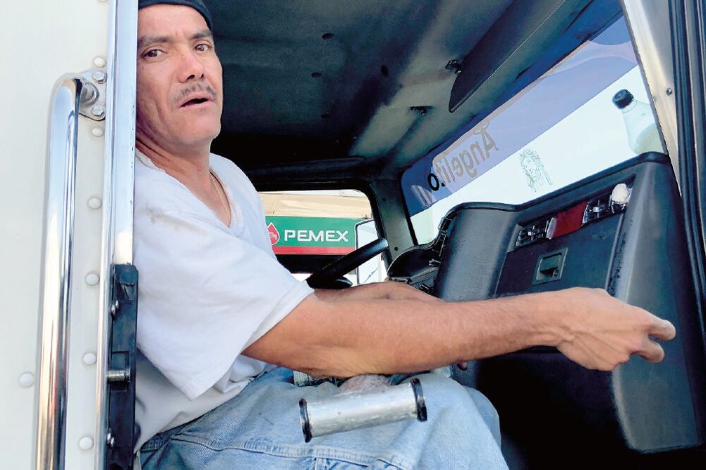 Miguel Hernández lleva tres años manejando en las carreteras repartiendo mercancía y ya sufrió su primer asalto; asegura que pese a lo riesgoso del oficio, le agrada andar en el tráiler (FOTO: FRANCISCO RODRÍGUEZ. EL UNIVERSAL)