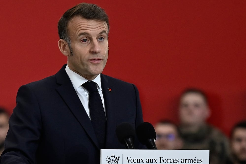 El presidente francés,  Emmanuel Macron, en su discurso de Año Nuevo al ejército, en la base militar Istres, en el sur de Francia. FOTO: AP