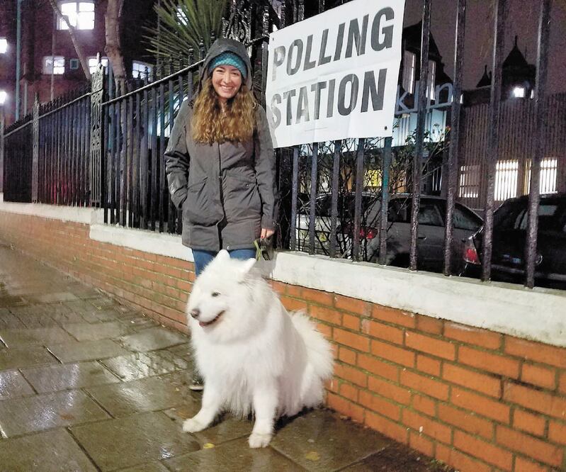 Laura Ortiz, abogada especializada en temas migratorios, votó en el distrito Kensal Green en compañía de su perro Parka . INDER BUGARIN. EL UNIVERSAL