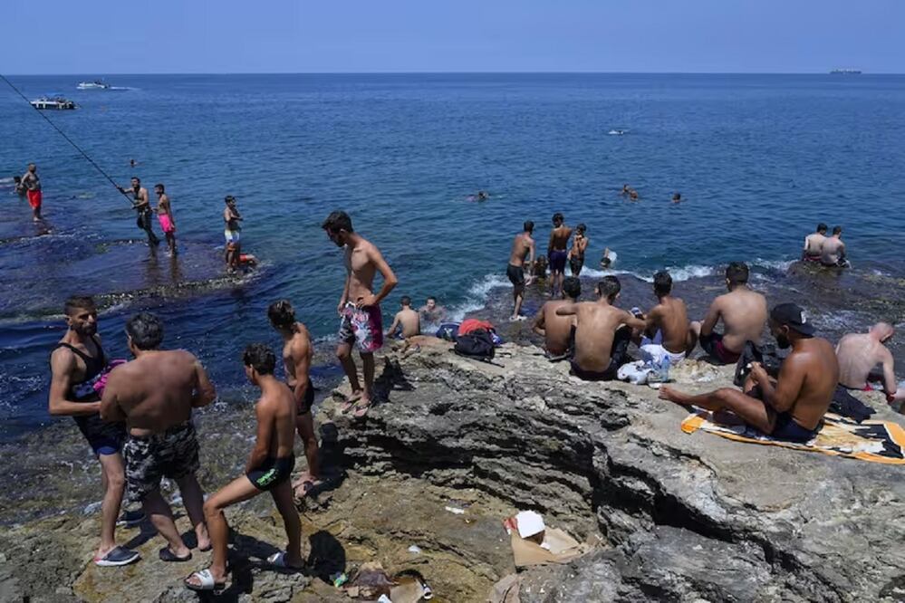 Las personas se refrescan en un día sofocante en el Mar Mediterráneo en Beirut, Líbano, este domingo 23 de julio de 2023. FOTO: AP