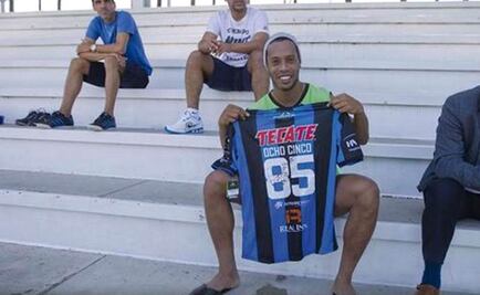 Ronaldinho sorprende a su amigo Chad 'Ochocinco' 