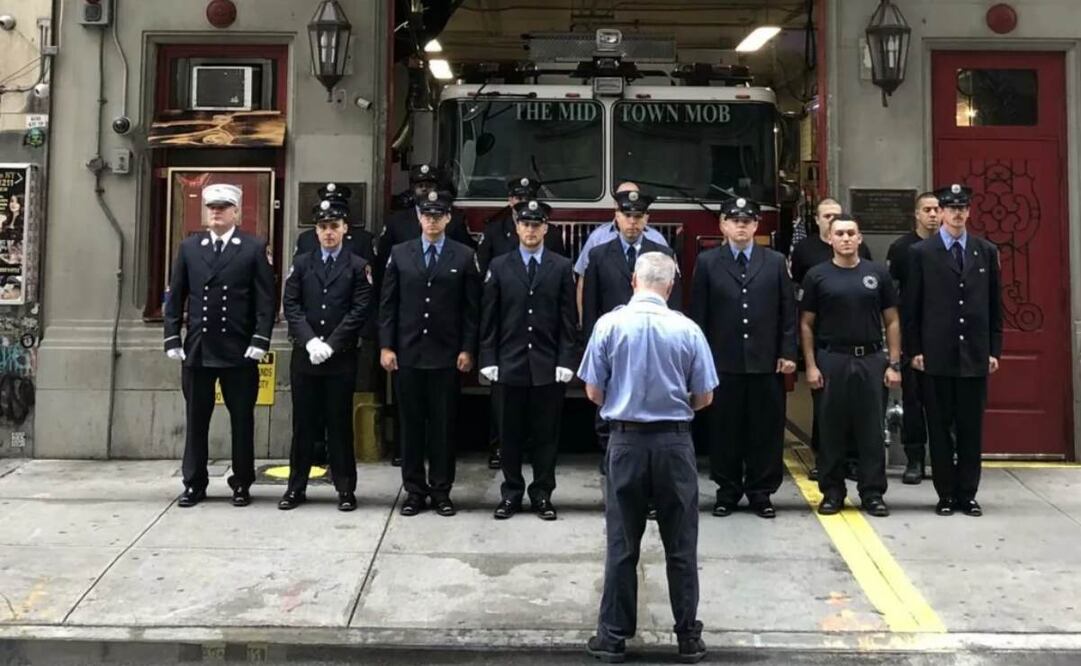 Bomberos de Nueva York realizan minuto de silencio por sus compañeros caídos el 11S. Foto: EFE