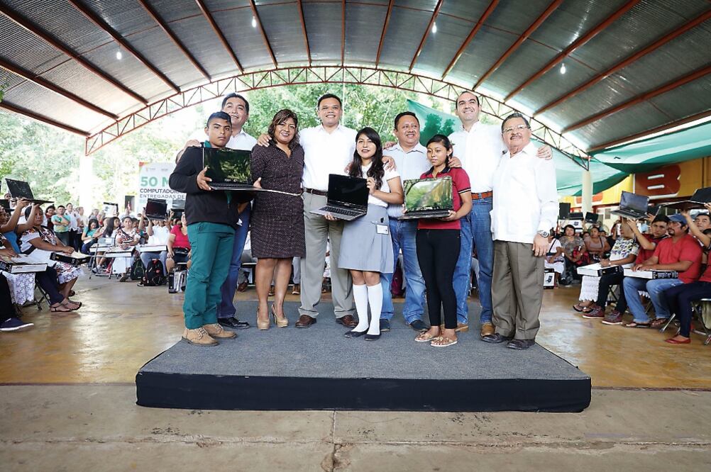 El gobernador de Yucatán se comprometió a continuar con la entrega de apoyos; se prevé que para fines de año se repartan más de 53 mil equipos. (FOTO: EL UNIVERSAL)