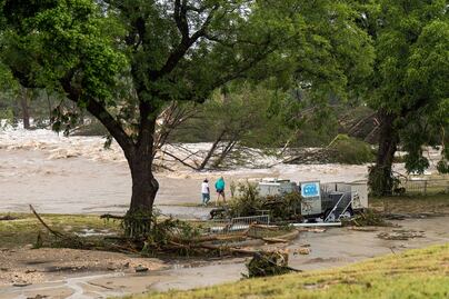 Sigue búsqueda desesperada de dos docenas de niñas desaparecidas de Camp  Mystic tras inundaciones en Texas; van 24 muertos