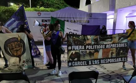 Víctimas irrumpen en develación de monumento alusivo a represión policial en Cancún