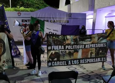 Víctimas irrumpen en develación de monumento alusivo a represión policial en Cancún