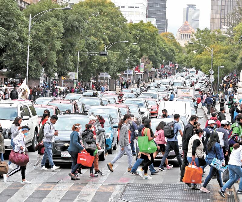 Por la mañana, en el primer cuadro de la Ciudad, como la avenida Juárez, un gran número de personas paseaba por las calles. Aunque la mayoría tenía cubrebocas, la sana distancia no se pudo respetar. Foto: JUAN BOITES. EL UNIVERSAL