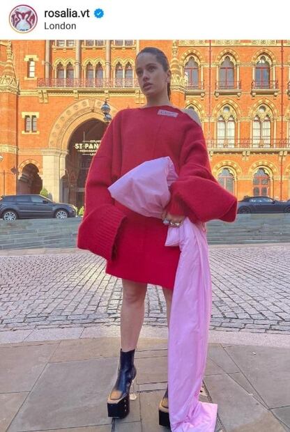 Rosalía tiene el mejor look de invierno con maxi suéter y plataformas 