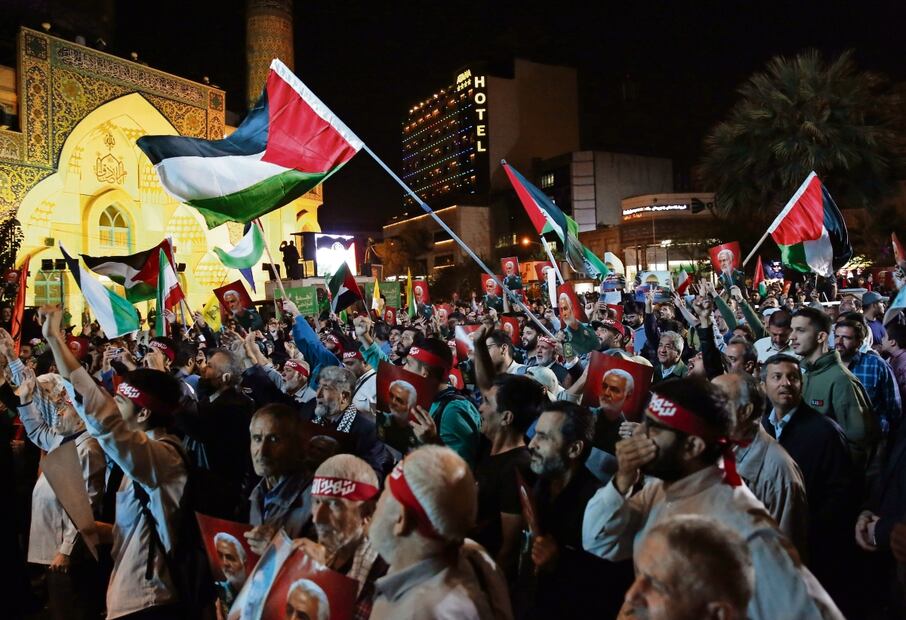 Los partidarios iraníes de Hezbolá ondean banderas palestinas durante una celebración por los ataques. Foto: EFE