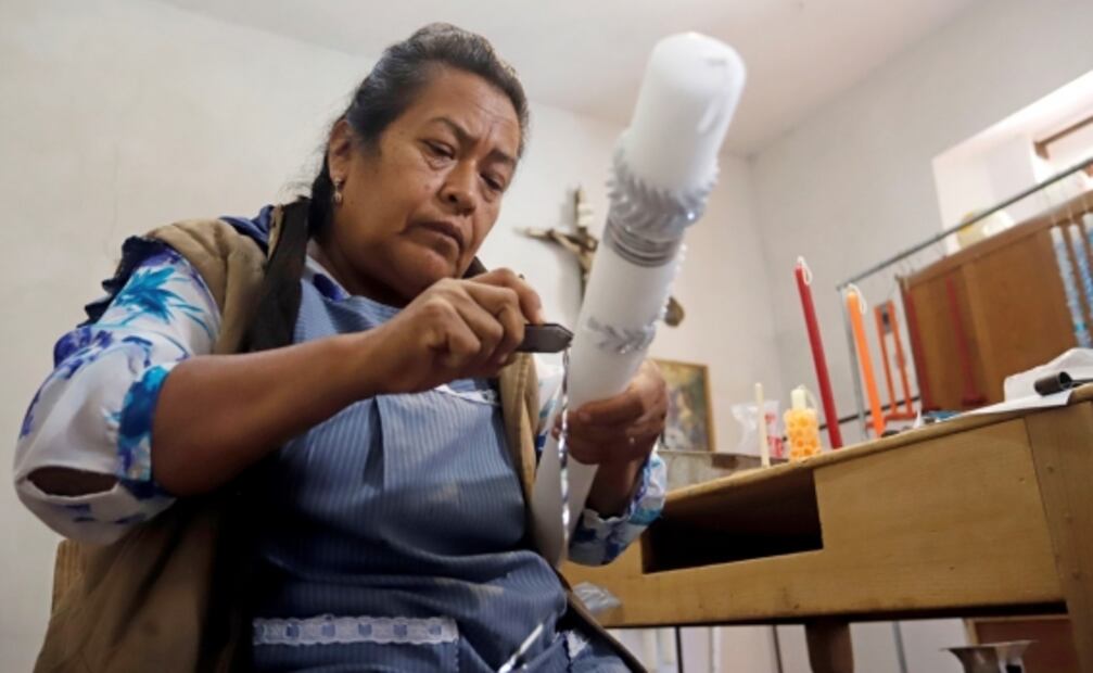 Las delicadas velas escamadas iluminan el camino de las almas en México