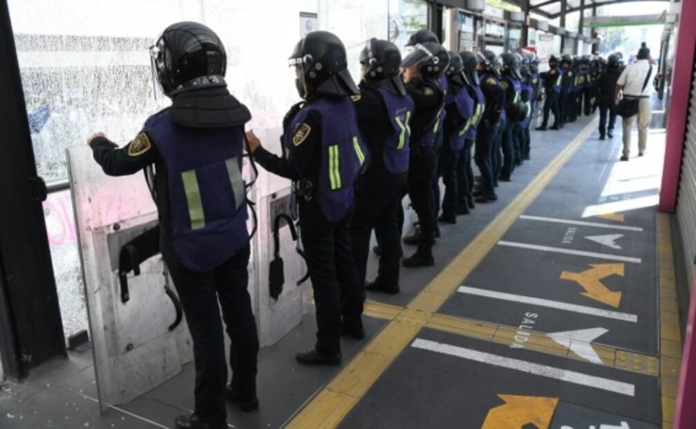 Protestan mujeres contra feminicidios; reportan daños a estaciones de L7 del Metrobús