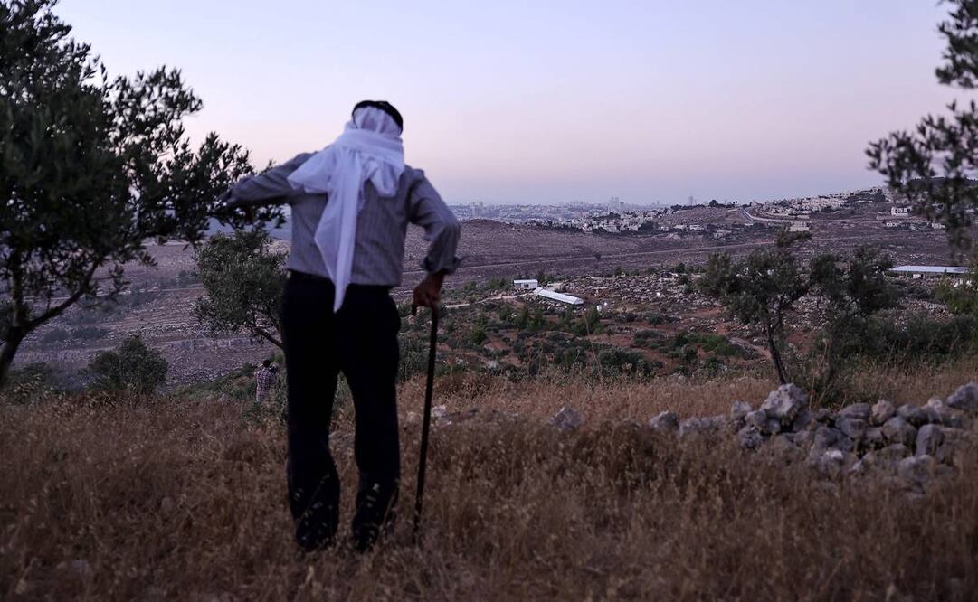 Olayan Olayan, que nació en el pueblo de Battir en 1941, contempla un valle en el que se está construyendo un nuevo puesto de avanzada de colonos israelíes. Foto:AFP
