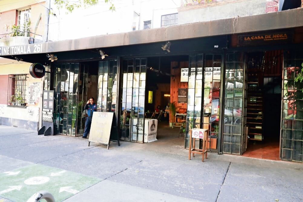 Después de que el 22 de agosto el Cine Tonalá fue asaltado, en el lugar se reforzó la seguridad con la contratación de guardias privados y se incrementaron los rondines de patrullas de la SSP en la zona. Foto: IRVIN OLIVARES. EL UNIVERSAL