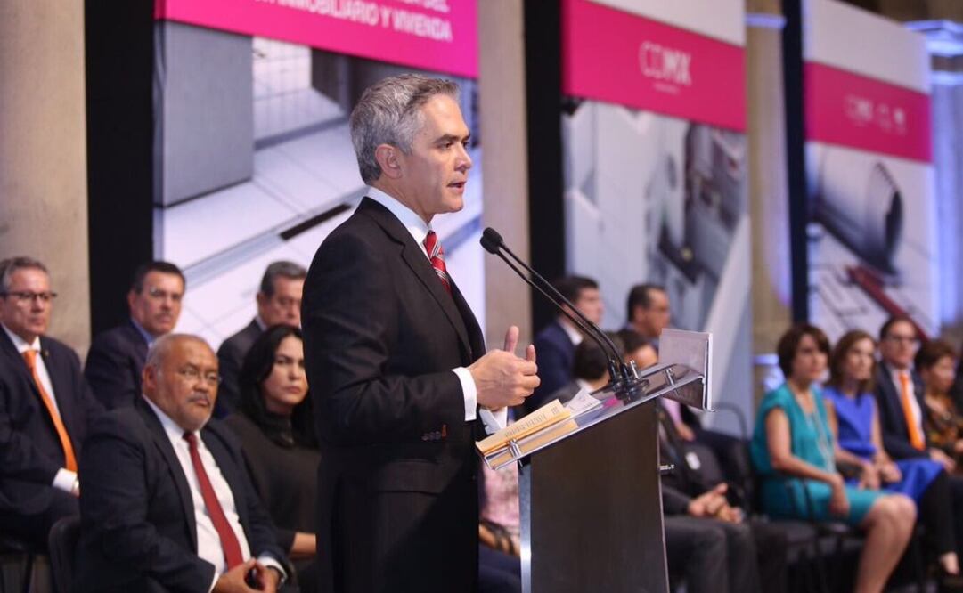 Miguel Ángel Mancera durante la firma el Código de Ética del Sector Inmobiliario y de Vivienda en el Antiguo Palacio del Ayuntamiento. (Foto: Twitter @ManceraMiguelMX)