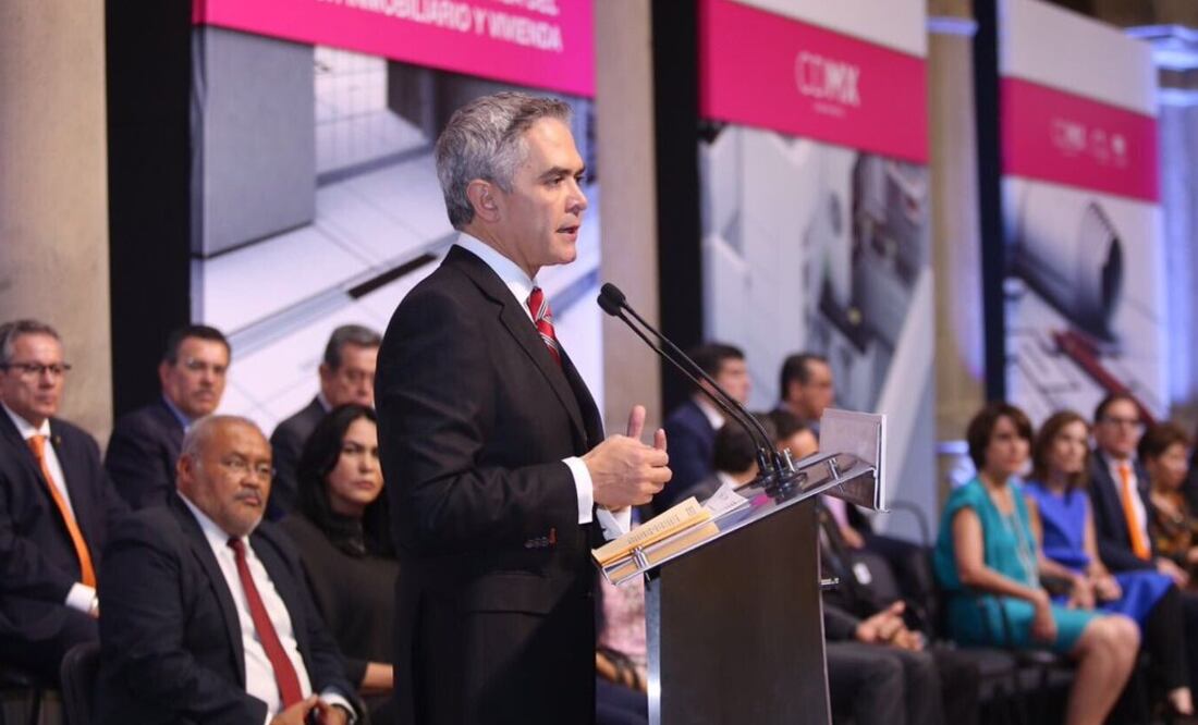 Miguel Ángel Mancera durante la firma el Código de Ética del Sector Inmobiliario y de Vivienda en el Antiguo Palacio del Ayuntamiento. (Foto: Twitter @ManceraMiguelMX)