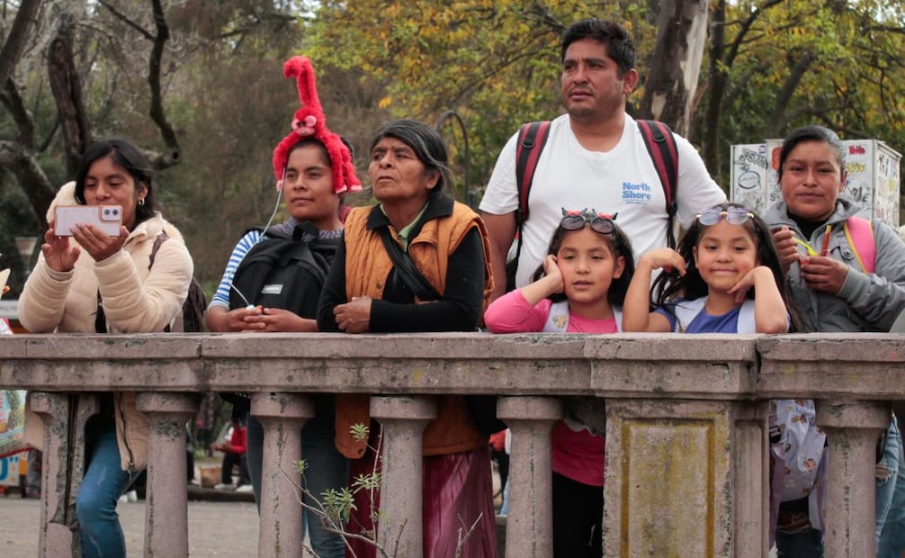Familias disfrutan de la Navidad y pasean por el Bosque de Chapultepec, en la Ciudad de México. Foto: Santiago Reyes/EL UNIVERSAL