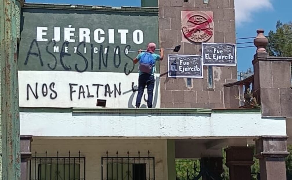 A casi ocho años de Caso Ayotzinapa, protestan en Campo Militar 1 por los 43 normalistas