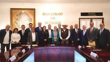 Sheinbaum sostiene encuentro con representantes de industria azucarera; acude gobernadora de Colima, Indira Vizcaíno