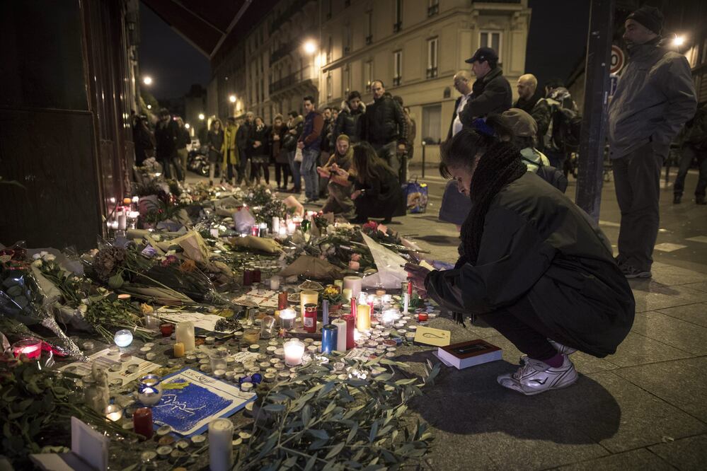 Ofrenda frente al Le Carillon Cafe, en París (EFE)