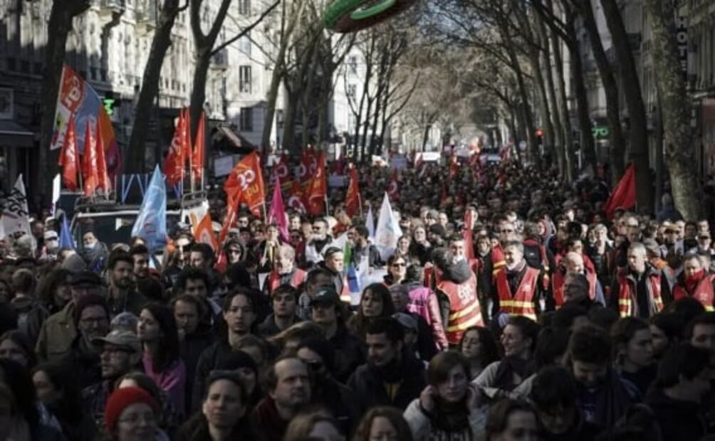 Protestas en Francia tensan día decisivo para la propuesta de pensiones de Macron