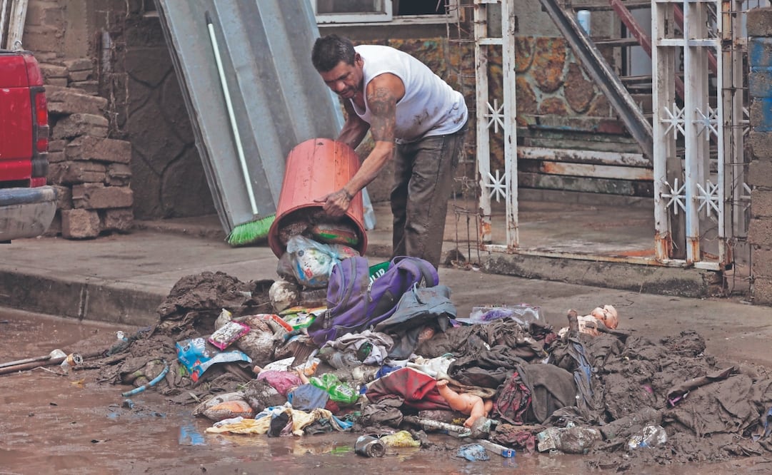 Durante ayer martes, los habitantes sacaron a la calle todas sus pertenencias que quedaron inservibles por el agua y el lodo que entró a sus casas. Foto: de MIGUEL GARCÍA. EL UNIVERSAL