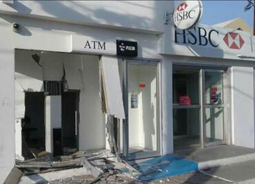 Intentan llevarse cajeros automáticos y dejan uno sobre un bulevar en Sonora