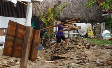 FOTOS: "Erick" deja negocios en ruinas tras su paso por playas de Oaxaca