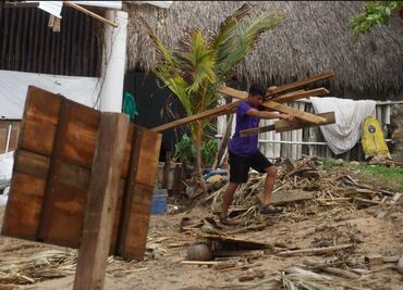 FOTOS: "Erick" deja negocios en ruinas tras su paso por playas de Oaxaca
