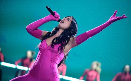 Dua Lipa cae en pleno concierto y queda al descubierto el playback