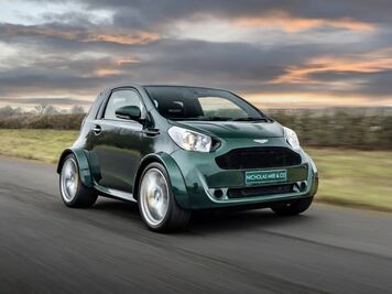 De un hatchback ordinario a un compacto deportivo, así es el Aston Martin Cygnet V8
