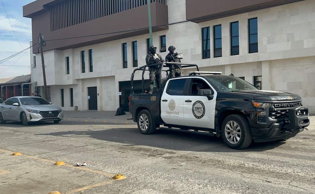 Elementos de seguridad reguardan oficinas de la CATEM en Durango (10/12/2025). Foto: Francisco Rodríguez / EL UNIVERSAL