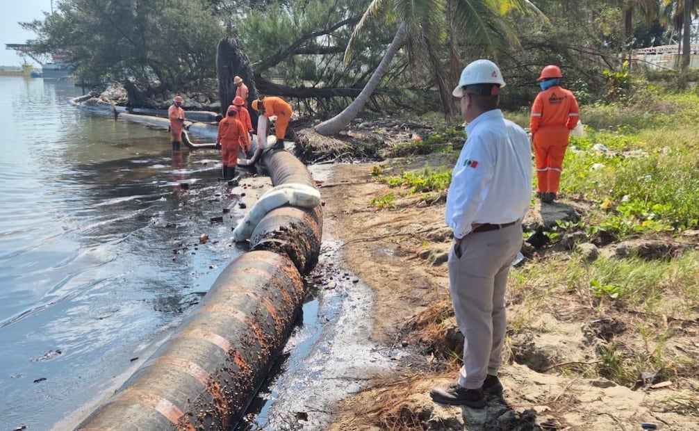 Contención y recuperación de hidrocarburo en la zona de Dos Bocas, Tabasco. (23/03/2026) Foto: Pemex