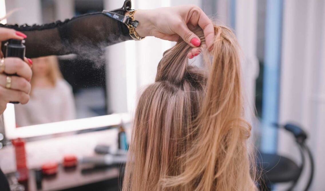 Tu melena ya está consciente que el verano se va muy rápido, pero siempre podemos cambiar de look en otoño y robar las miradas / Foto: Uniplash