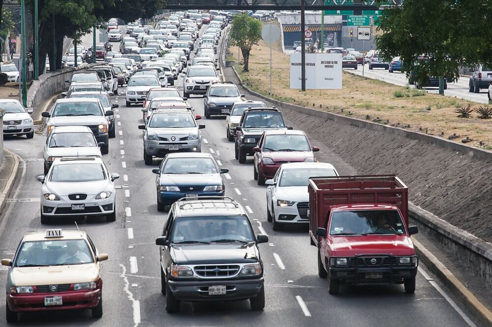 El endurecimiento del programa Hoy No Circula se aplicará en las 16 delegaciones de la Ciudad de México y 18 municipio del Edomex, con el fin de mejorar las condiciones ambientales en la región (CRISTOPHER ROGEL BLANQUET. EL UNIVERSAL)
